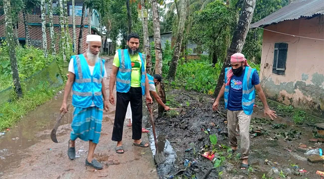 বাকেরগঞ্জে জলাবদ্ধতা নিরসনে জামায়াতের উদ্যোগে ড্রেন পরিষ্কার