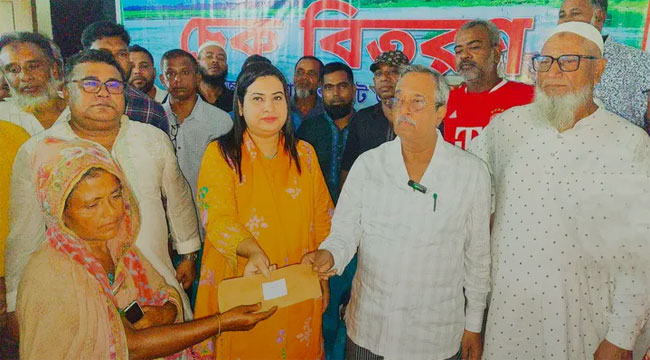 ভাসমান বেদে সম্প্রদায়ের মুখে হাসি ফোটাতে নিজ বেতনের টাকা দিলেন এমপি জয়নুল