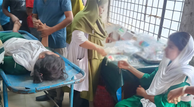 পটুয়াখালীতে স্কুলে ‘জিন আতঙ্কে’ অর্ধশতাধিক শিক্ষার্থী অসুস্থ