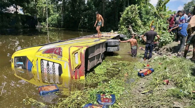 মহাসড়কের পাশে পুকুরে উল্টে পড়ল ‘রোজা এক্সপ্রেস’