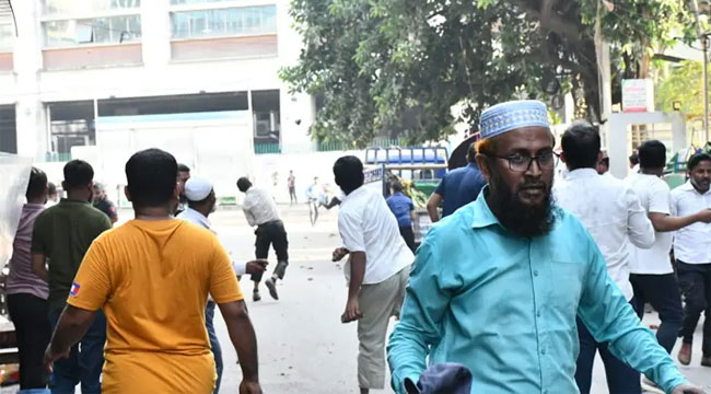 ইসলামী ব্যাংকের সামনে দুই গ্রুপের সংঘর্ষ, আহত ৫৫