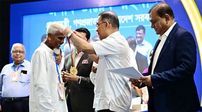 ১০২ গুণী শিক্ষকের হাতে সম্মাননা তুলে দিলেন প্রধানমন্ত্রী