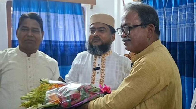 জামায়াত প্রার্থীর বাড়িতে ফুল নিয়ে মির্জা ফয়সল