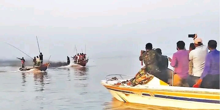 মেঘনায় ইলিশ সংরক্ষণ অভিযানে জেলে-পুলিশ সংঘর্ষ, মৎস্য কর্মকর্তা আহত, ফাঁকা গুলি