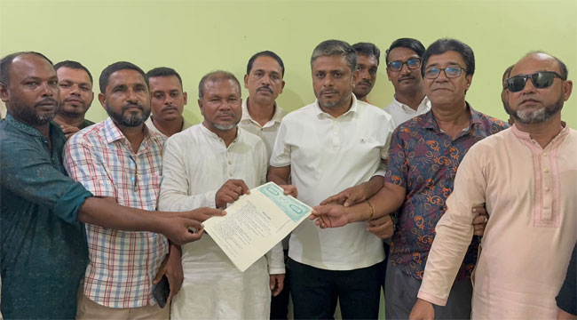 চরফ্যাশনে নিজের সার ডিলারশিপ নেতাকর্মীদের কাছে হস্তান্তর করলেন যুবদল নেতা